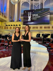 Mareike Neumann und Anna-Luise mit Opus Klassik klein.jpeg